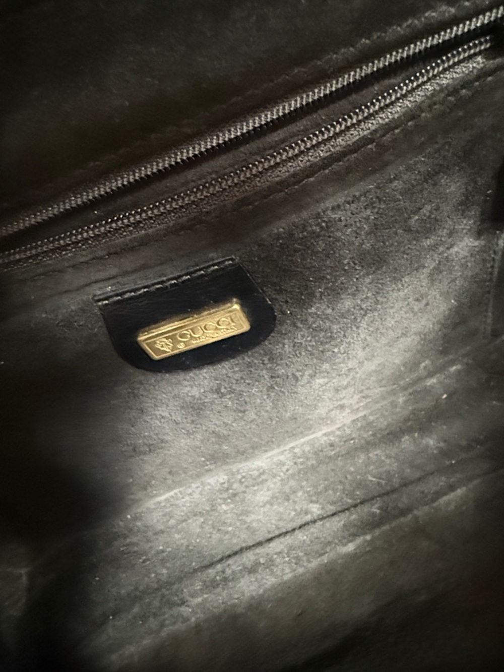 Gucci Black Vintage Leather Shoulder Bag with Gold Oval Accent - Picture 5 of 8